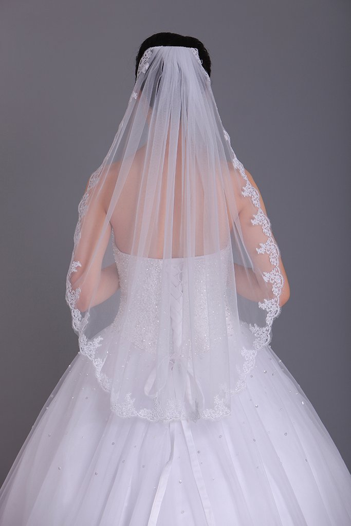 One-Tier Finger-Tip Length Bridal Veils With Applique JS0012